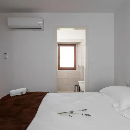 Rustic Stone House With Pool In Umag ヴィラ *