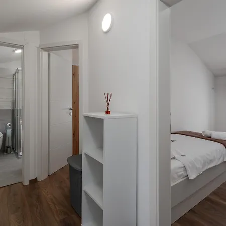 וילה Rustic Stone House With Pool In Umag