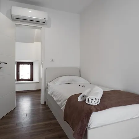 Rustic Stone House With Pool In Umag ヴィラ *