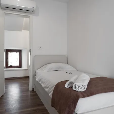 Villa Rustic Stone House With Pool In Umag