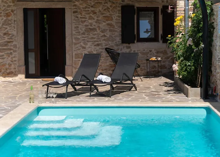 Βίλα Rustic Stone House With Pool In Umag *