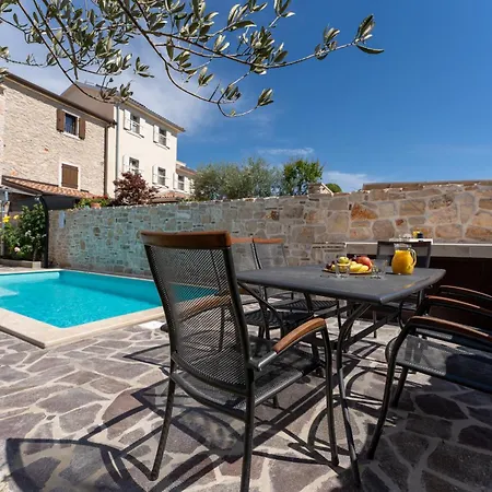 Villa Rustic Stone House With Pool In Umag *