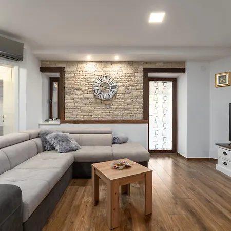 וילה Rustic Stone House With Pool In Umag