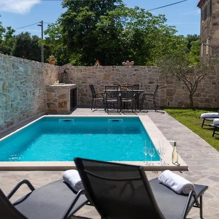 Rustic Stone House With Pool In Umag Vila *