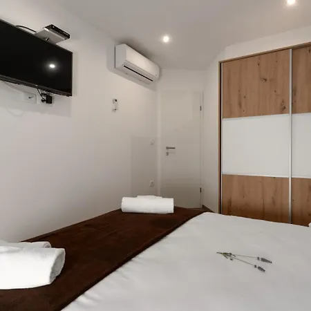 Villa Rustic Stone House With Pool In Umag *