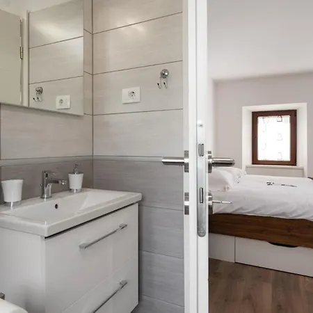 Vila Rustic Stone House With Pool In Umag