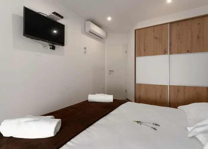 Villa Rustic Stone House With Pool In Umag *