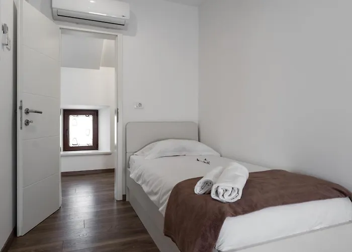 Villa Rustic Stone House With Pool In Umag